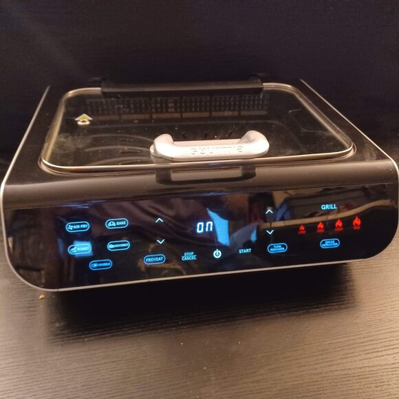 Gourmia FoodStation™ Smokeless Grill + Air Fryer with with Smoke Extracting Tech - Picture 3 of 6